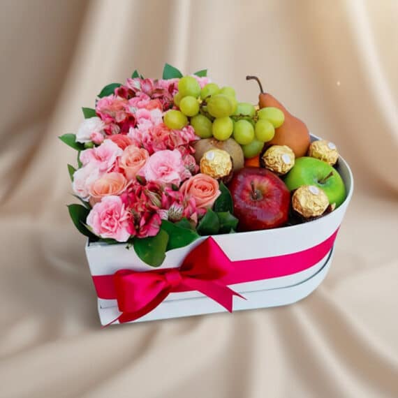 Arreglo AMOS en caja corazón con rosas rosadas, alstroemerias, uvas, manzanas, pera y chocolates Ferrero Rocher, ideal para r