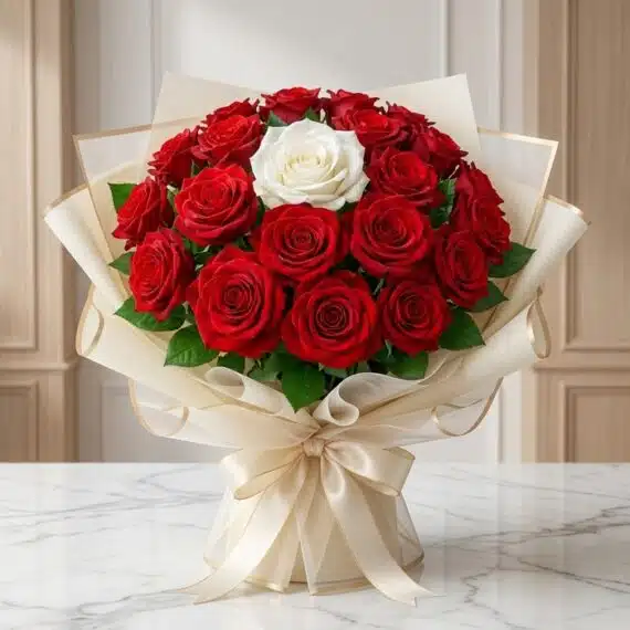 Arreglo Floral ALESSIA: 23 Rosas Rojas y 1 Blanca Inolvidable Arreglo floral ALESSIA con 23 rosas rojas vibrantes y una rosa blanca central, envuelto en papel coreano color crema con lazo