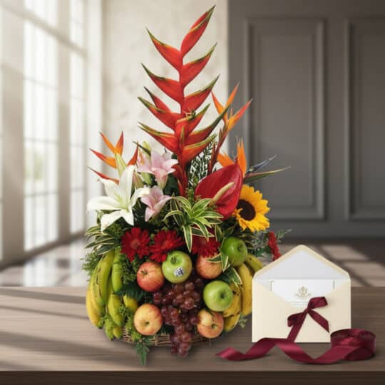 Arreglo floral con frutas exóticas y flores tropicales, incluyendo lirios, girasoles y aves del paraíso, sobre una mesa de ma