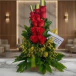 Arreglo floral Pensando en Ti con rosas rojas vibrantes y follaje verde, ideal para expresar amor y cariño en cualquier ocasi