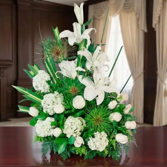 Arreglo Fúnebre Adiós Para Siempre: Elegancia y Respeto en Flores Blancas Arreglo fúnebre Adiós Para Siempre con lirios, hortensias y rosas blancas, en una sala de velación premium con luz natural y