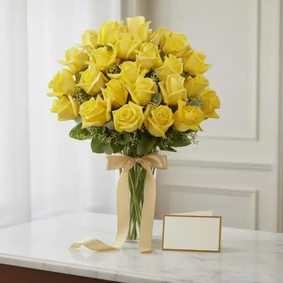 Jarron floral PANDORA con 36 rosas amarillas frescas, cinta satinada y tarjeta de regalo en superficie de mármol, listo para