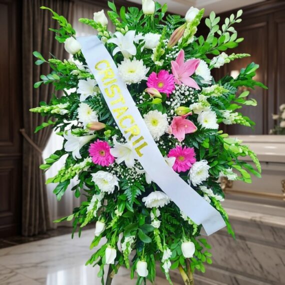 Pedestal fúnebre Sagrado con flores blancas, lirios, crisantemos y toques de gerberas rosas, en una sala de velación premium
